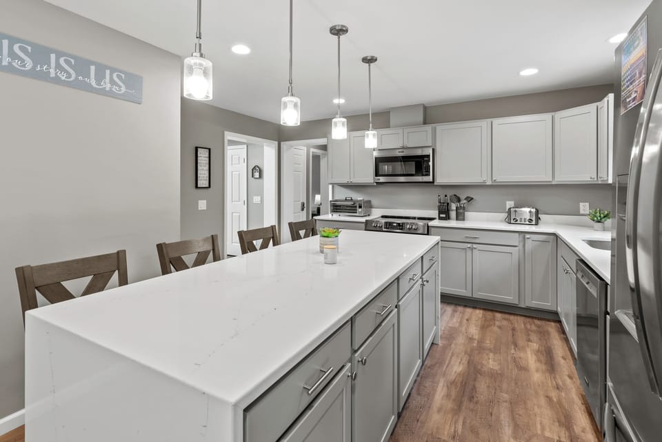 Large kitchen island and barstool seating for 4!