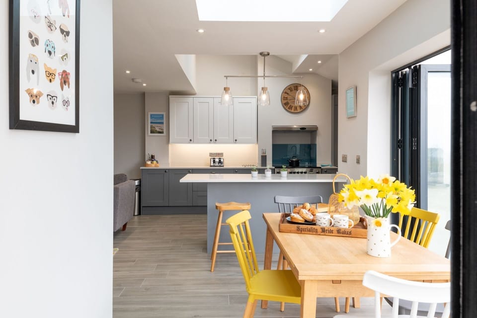 Fronallt - Dining Table into kitchen