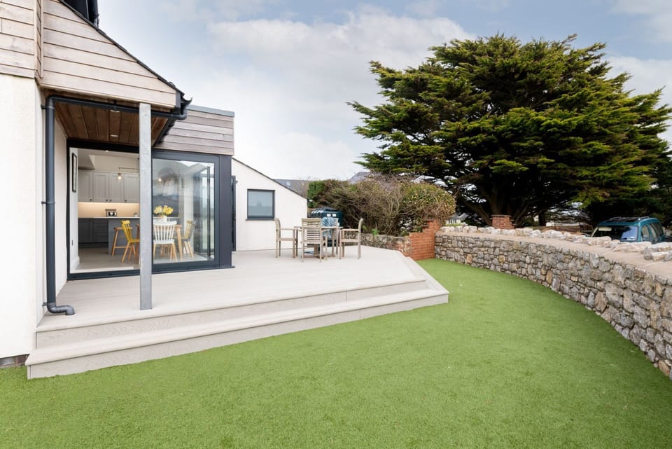 Fronallt - Garden and back entrance