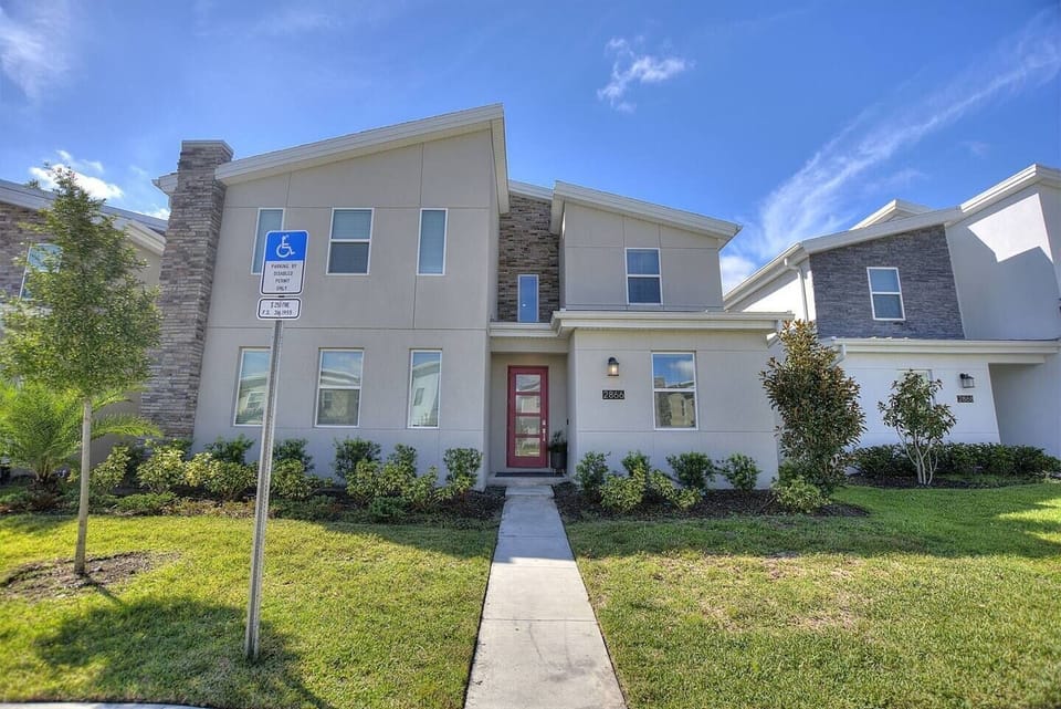 Private villa in Storey Lake community close to major Disney attractions, shopping etc.