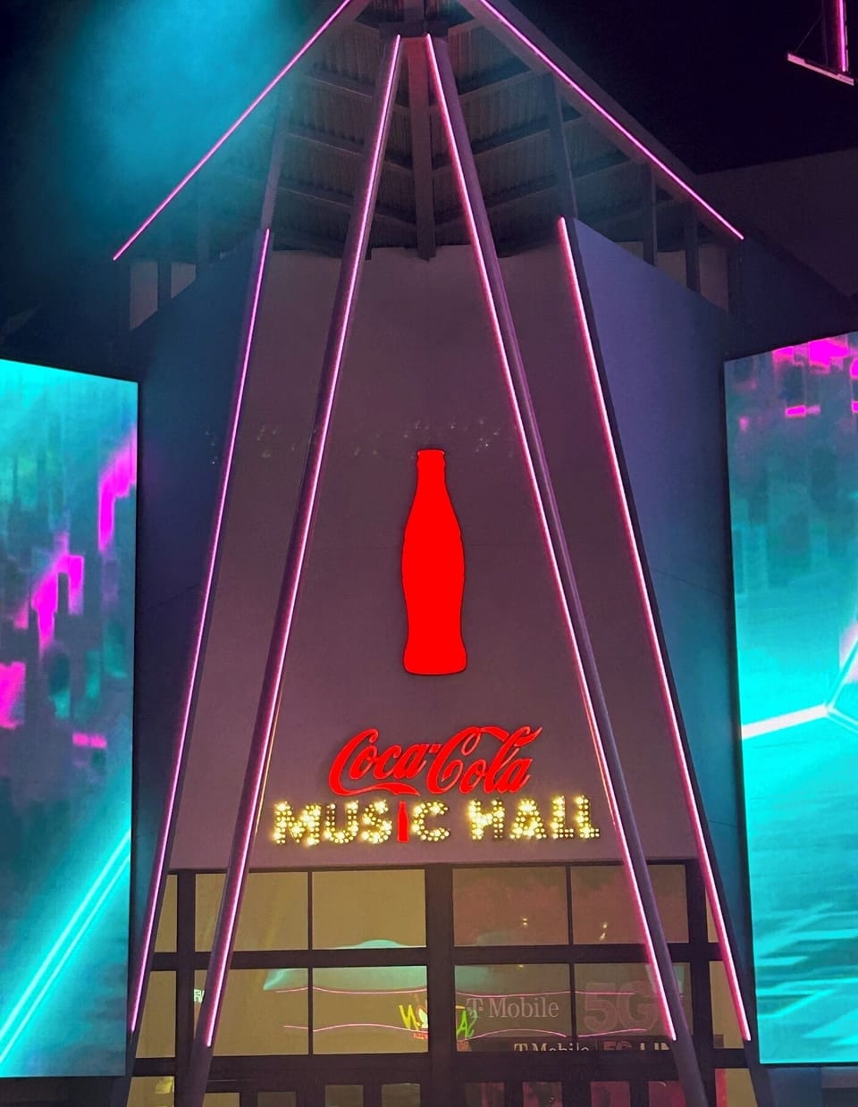 8 min drive to Distrito T Mobile, Coca Cola music Hall, concerts, zipline!