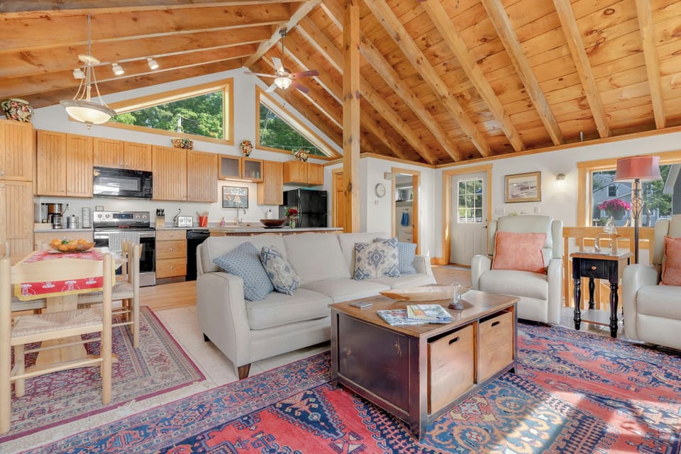 Open concept living room/kitchen