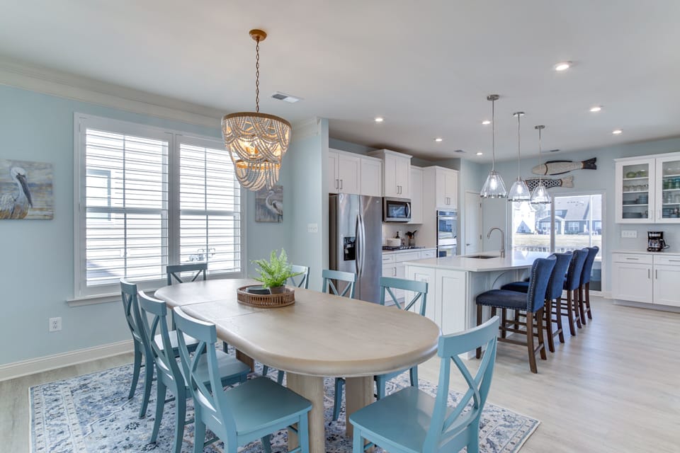 Dining Area | Dishware/Flatware Provided | 1st Floor