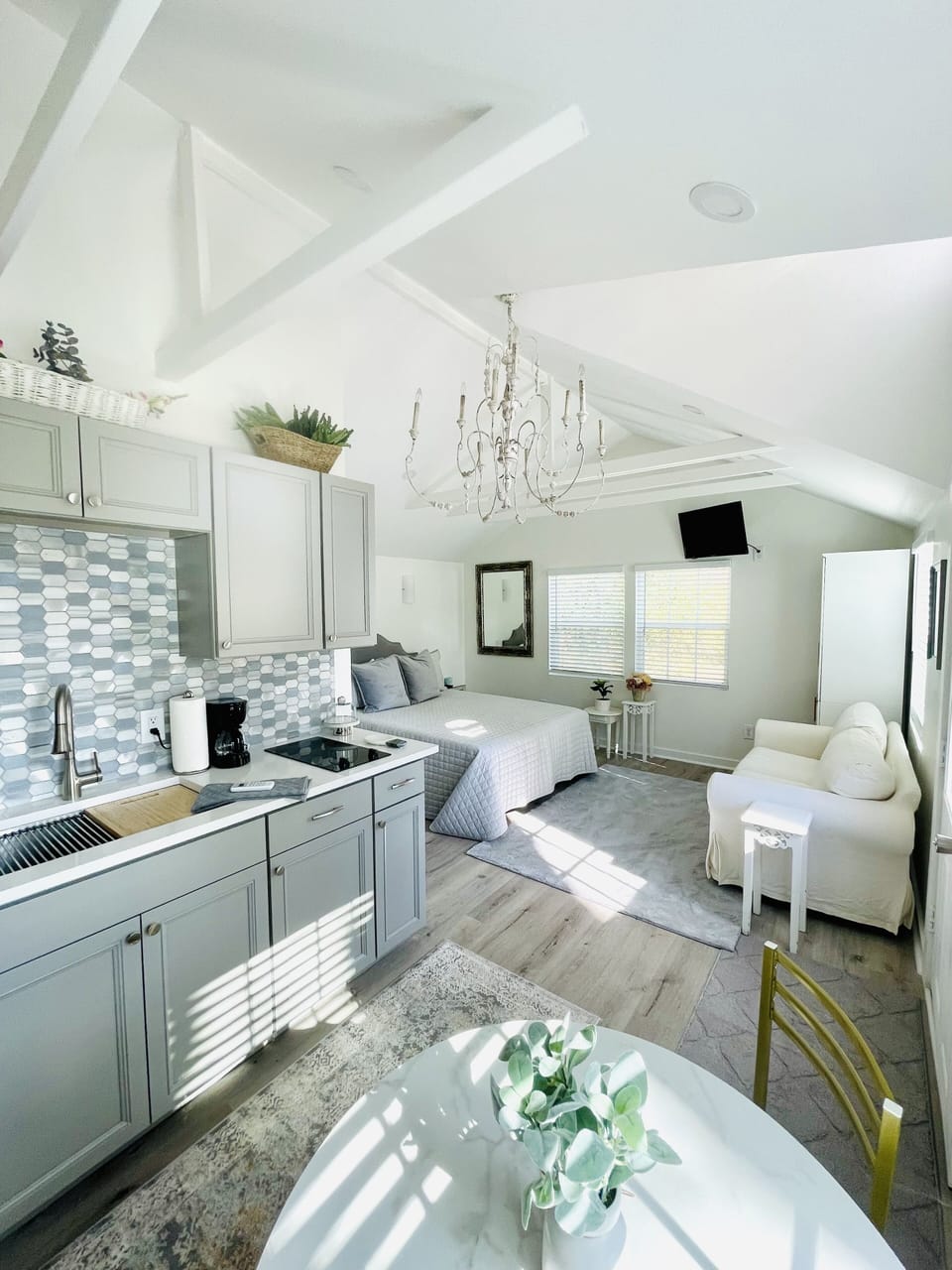 Beautiful Cozy 320 square foot Dream House!