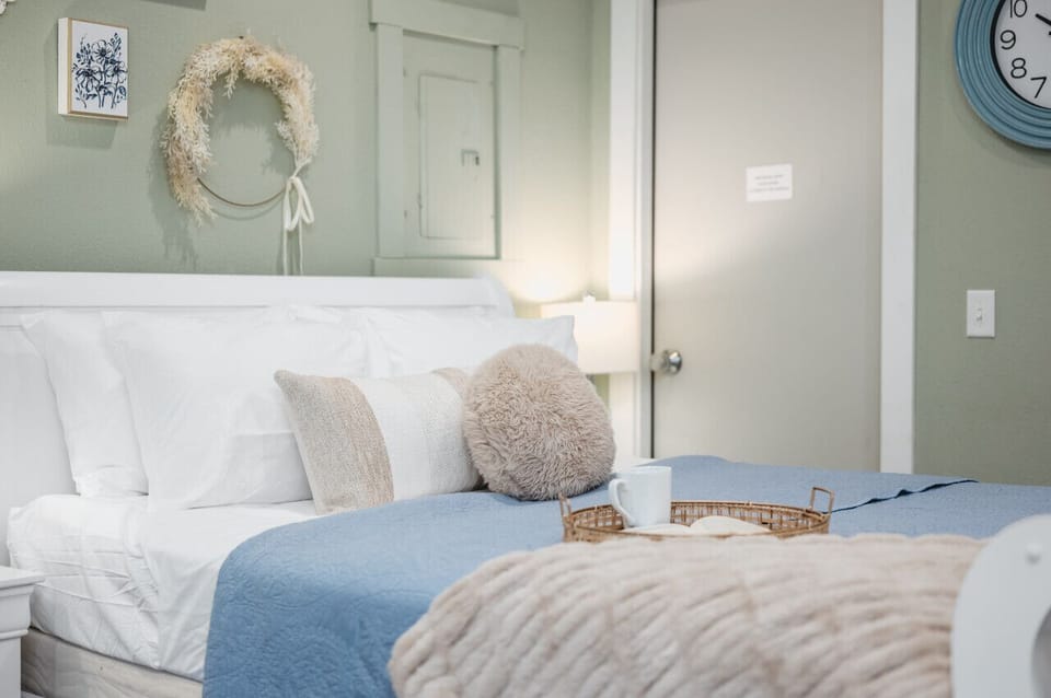 Fresh linens, soft lighting—perfectly curated ambiance 🌺🛏️
