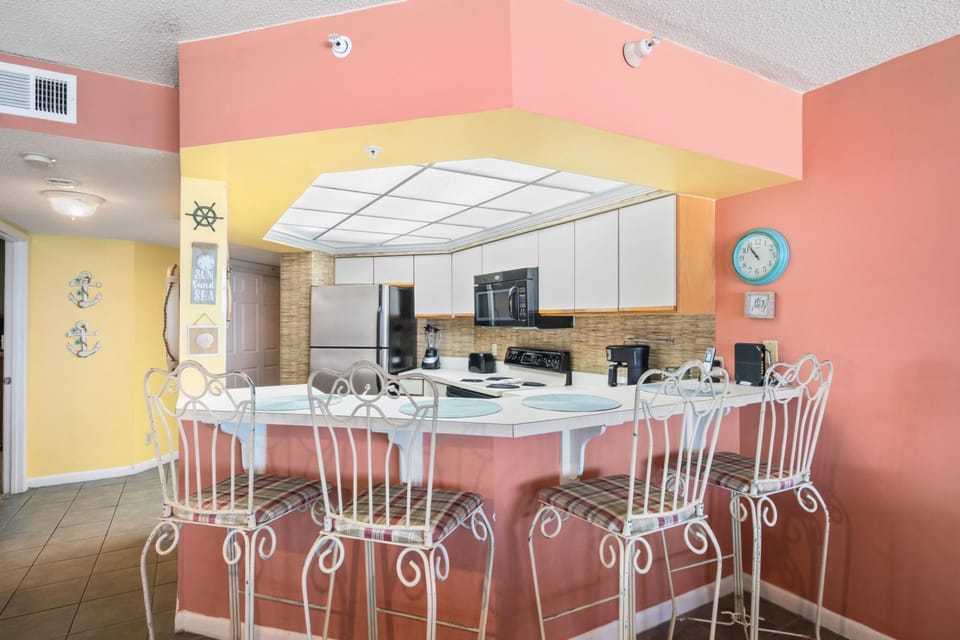 Kitchen with Breakfast Bar