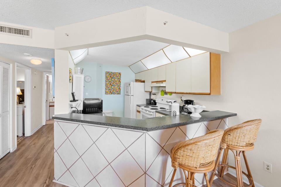 Kitchen with Breakfast Bar