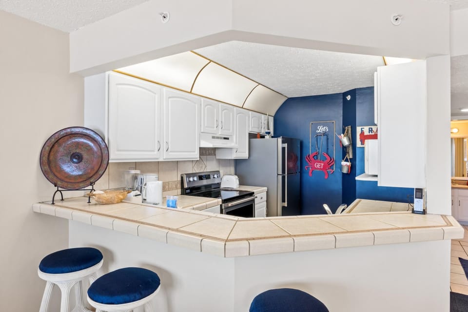 Kitchen with Breakfast Bar