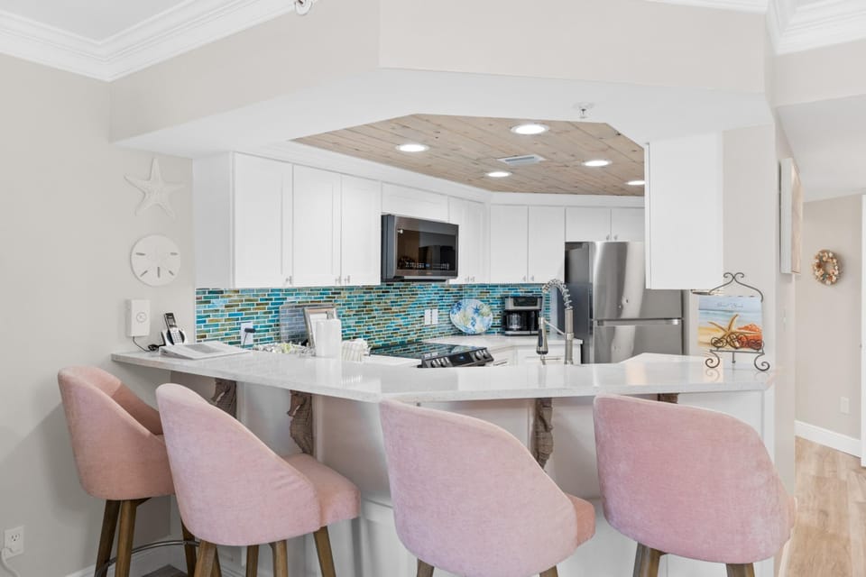 Kitchen with Breakfast Bar