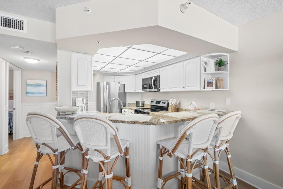 Kitchen with Breakfast Bar