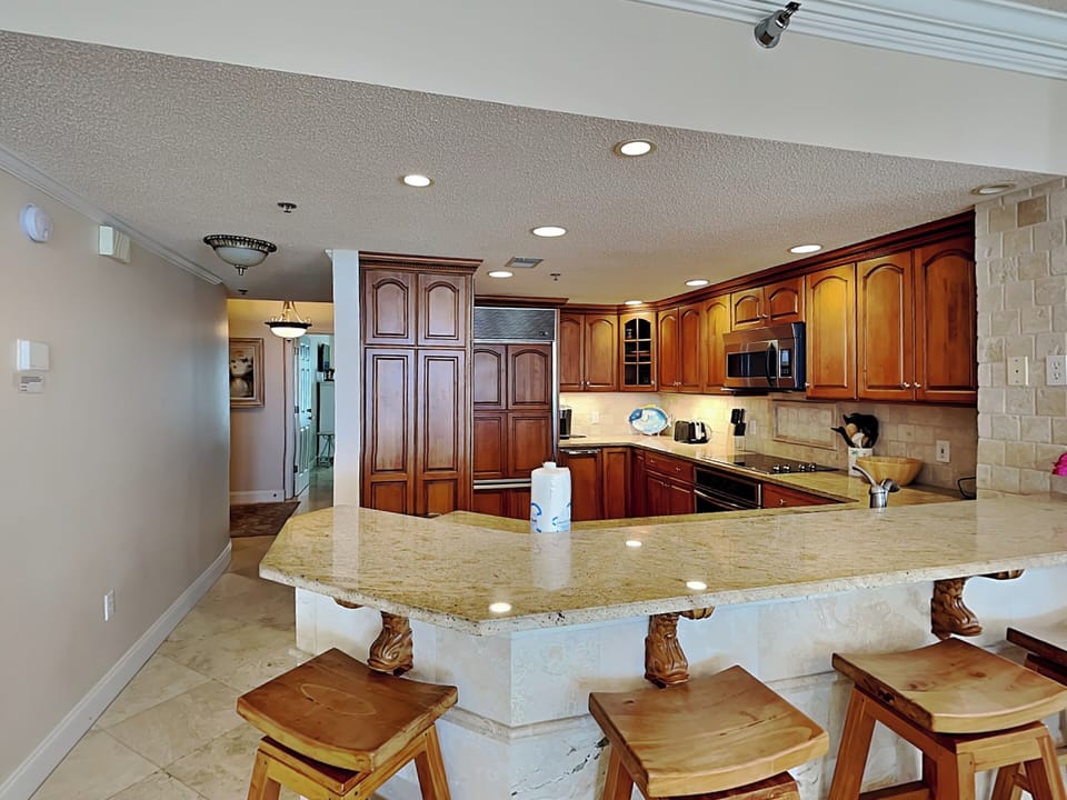 Breakfast Bar with Seating for Four