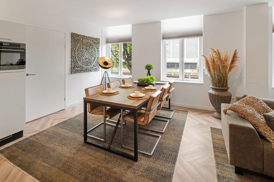 Bright, open kitchen ideal for long stays. Appartement Roosendaal – homey and functional.
Lichte, open keuken ideaal voor langer verblijf. Appartement Roosendaal – huiselijk en functioneel.
Helle, offene Küche ideal für längeren Aufenthalt. Appartement Roosendaal – gemütlich & praktisch.
