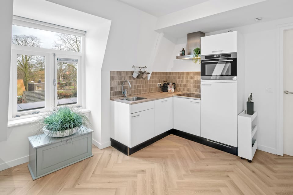 Warm tones and natural light fill the space. Bed en Koffie – peaceful stays in Centrum Roosendaal.
Warme tinten en natuurlijk licht vullen de ruimte. Bed en Koffie – rustige verblijven in Centrum Roosendaal.
Warme Farben und natürliches Licht füllen den Raum. Bed en Koffie – ruhige Aufenthalte im Zentrum Roosendaal.