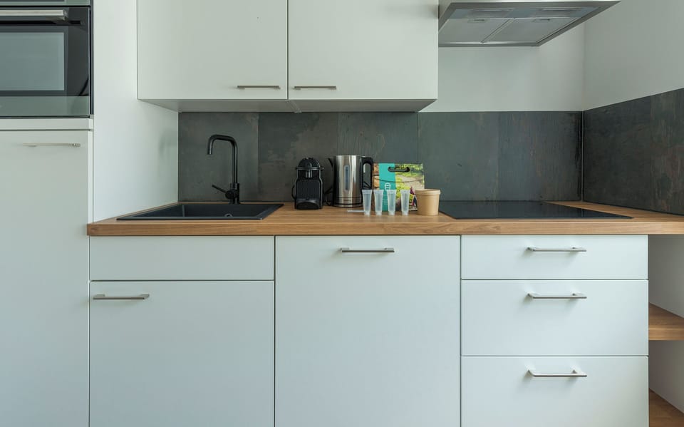 Fully equipped kitchen for cozy nights in.
Volledig uitgeruste keuken voor knusse avonden thuis.
Voll ausgestattete Küche für gemütliche Abende.