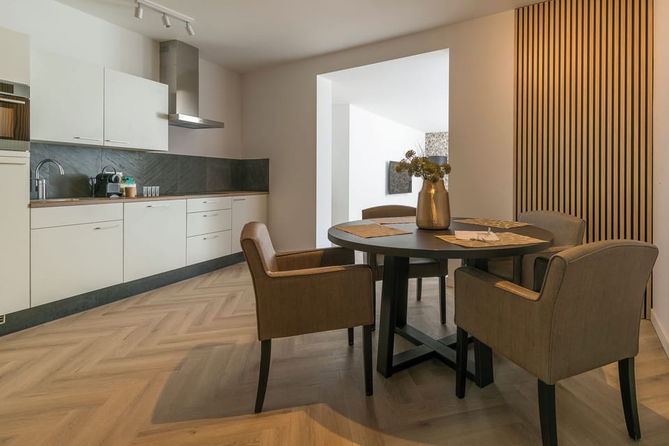 Start your day in a modern bathroom with rain shower – Hotel Roosendaal comfort.
Begin je dag in een moderne badkamer met regendouche – Hotel Roosendaal comfort.
Starten Sie den Tag in einem modernen Bad mit Regendusche – Hotel Roosendaal Komfort.