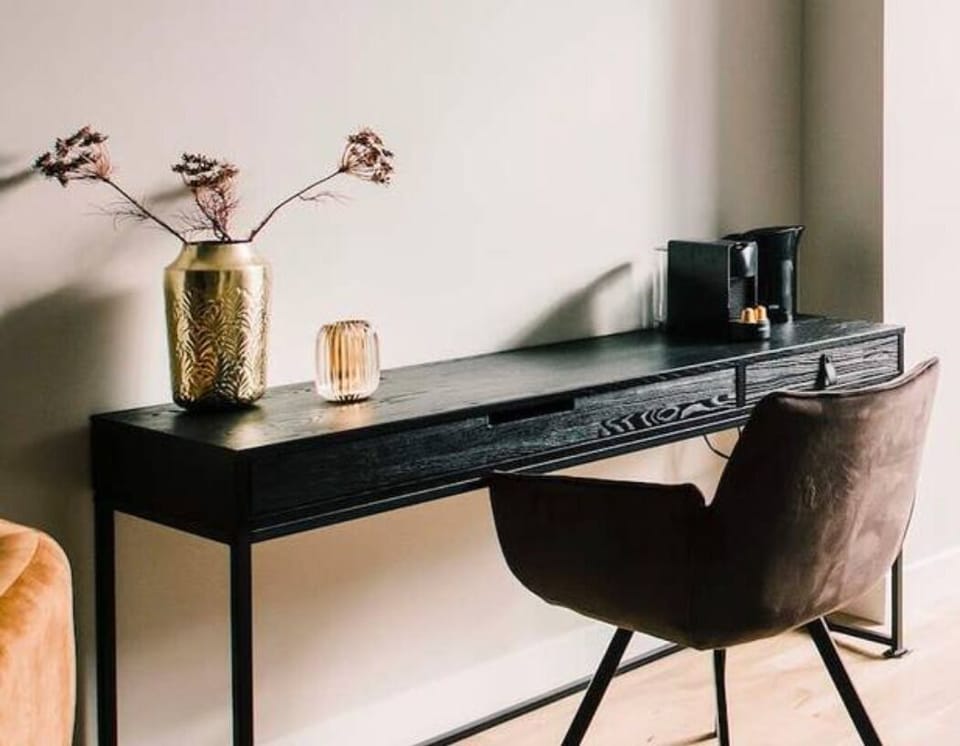Positive guest feedback with quotes emphasizing the prime location and beautiful apartment, showcasing a welcoming and highly-rated space.