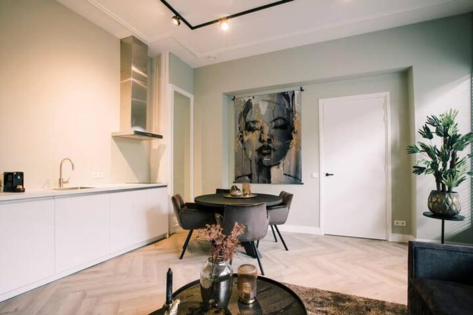 A bright and modern kitchen-dining space, perfect for dining and relaxation.