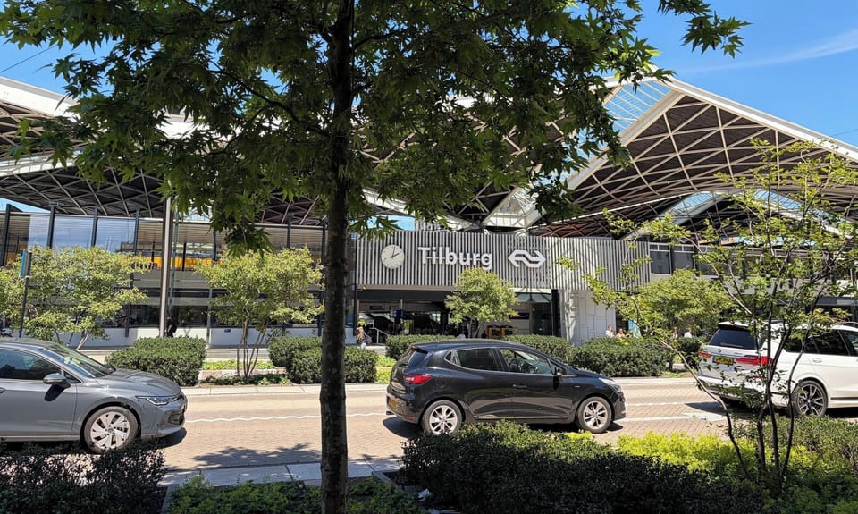 Stay at Stadsvilla and enjoy the convenience of being just a 5-minute walk from Tilburg Train Station, with easy connections to the city center, nearby attractions, and destinations across the Netherlands.