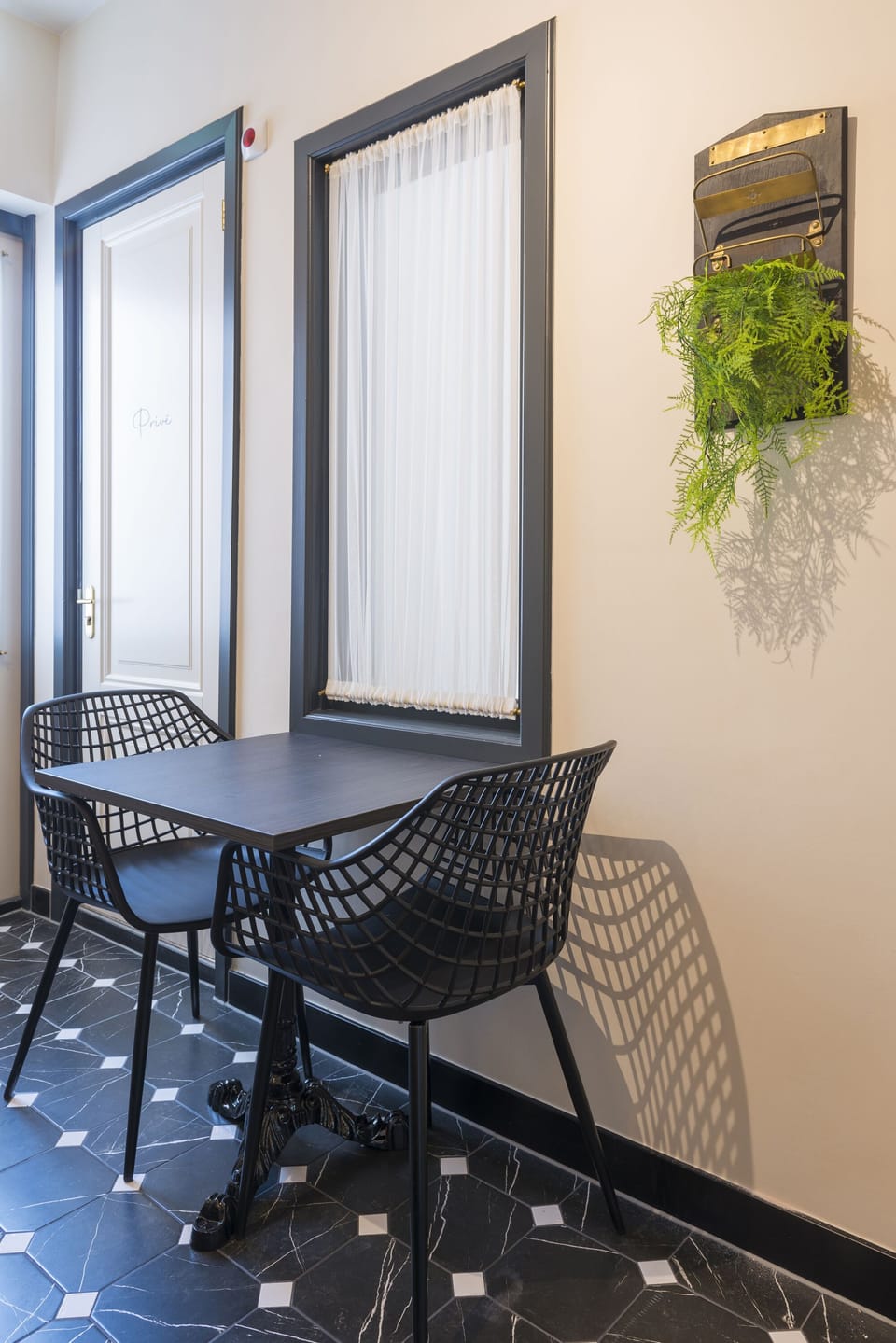 A compact and affordable stay in the heart of Tilburg! Enjoy your private bathroom, access to a shared kitchen, and peaceful shared garden.