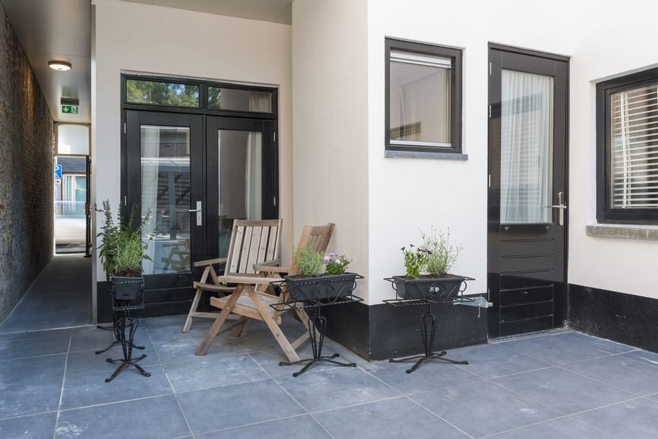 Feel at ease in our stylish and functional seating space. Your perfect base in Tilburg Centrum—Bed and Coffee offers soft beds, kitchen access, and a cheap stay close to Efteling and Poppodium 013.