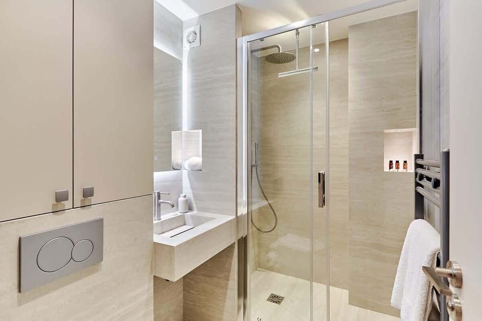 SALLE DE BAIN AVEC TOILETTE