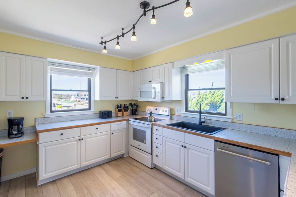 Mid Level Kitchen (2)