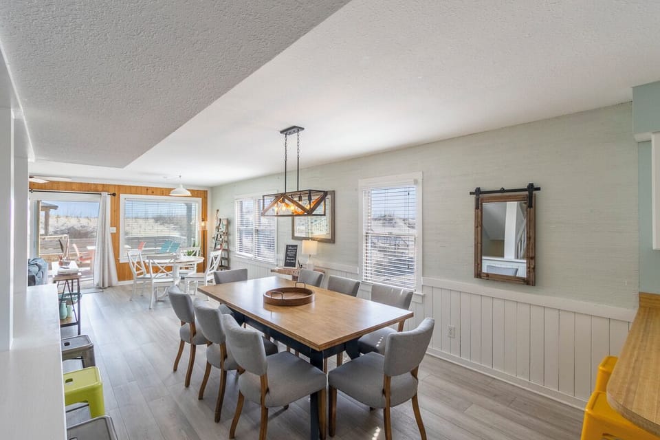 Mid Level Dining Area