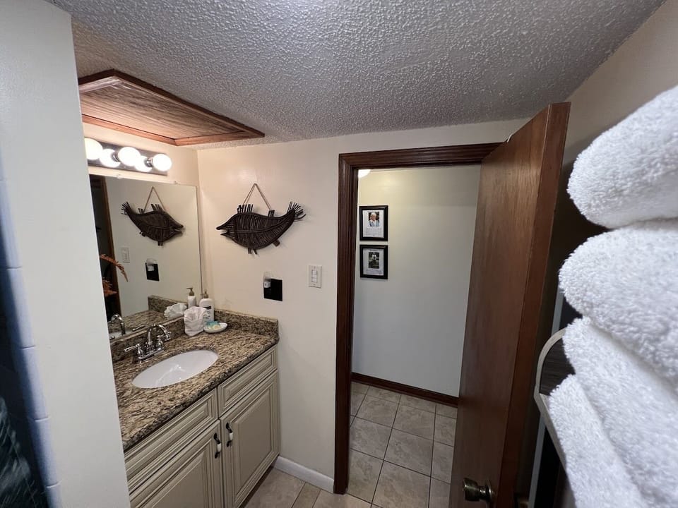 Pappaw's Pad 1 Bathroom (2)