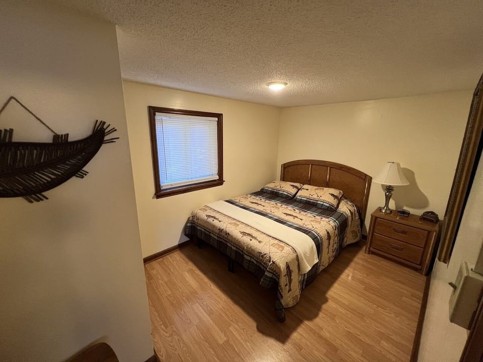Pappaw's Pad 1 Master Bedroom Queen Bed
