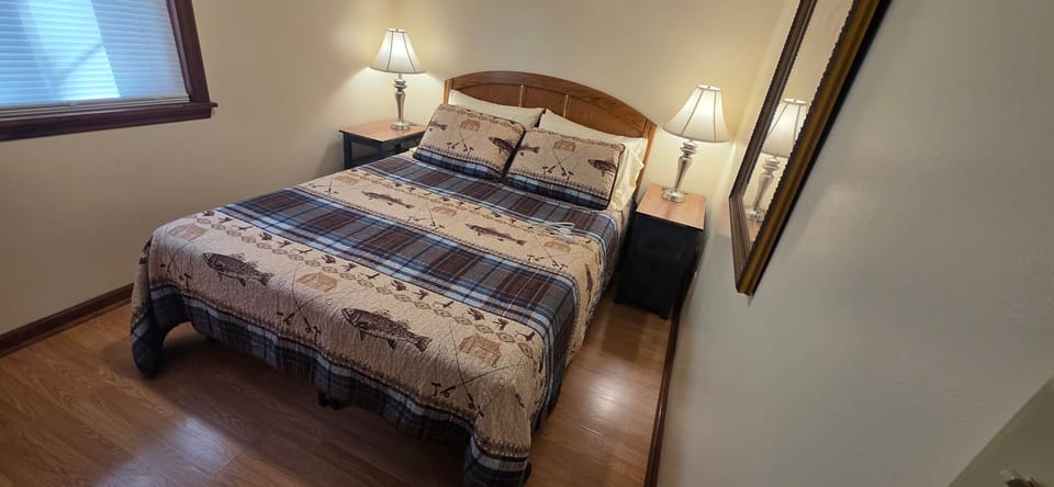 Pappaws Pad 1 Main Bedroom Queen Bed