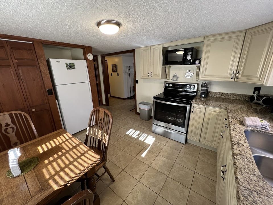 Pappaw's Pad 1 Kitchen (1)