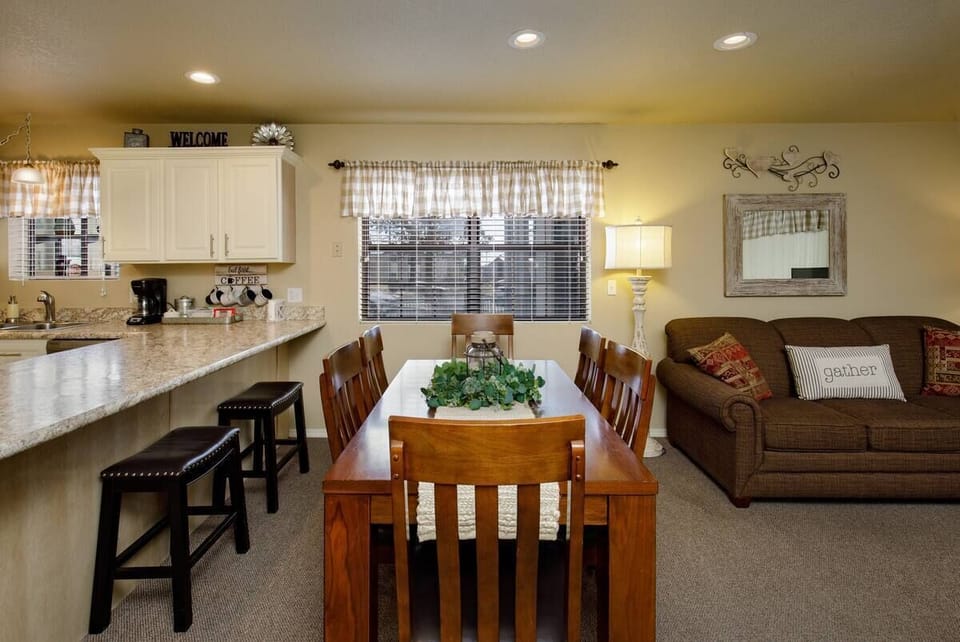 Dinning room table seats 6
With 2 bar stools