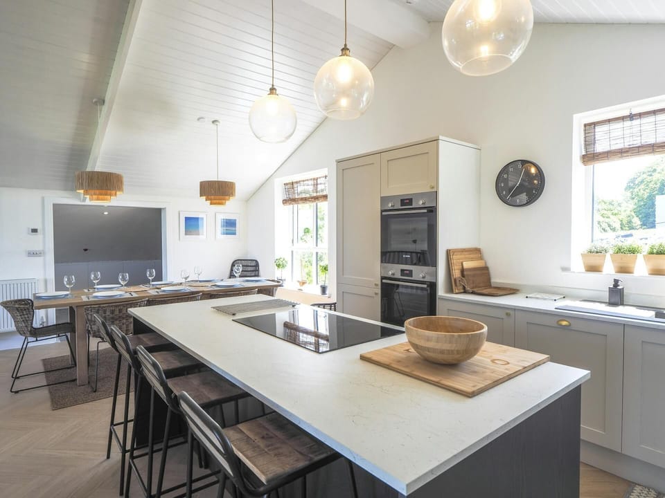 Kitchen with an island counter and integrated cooker.