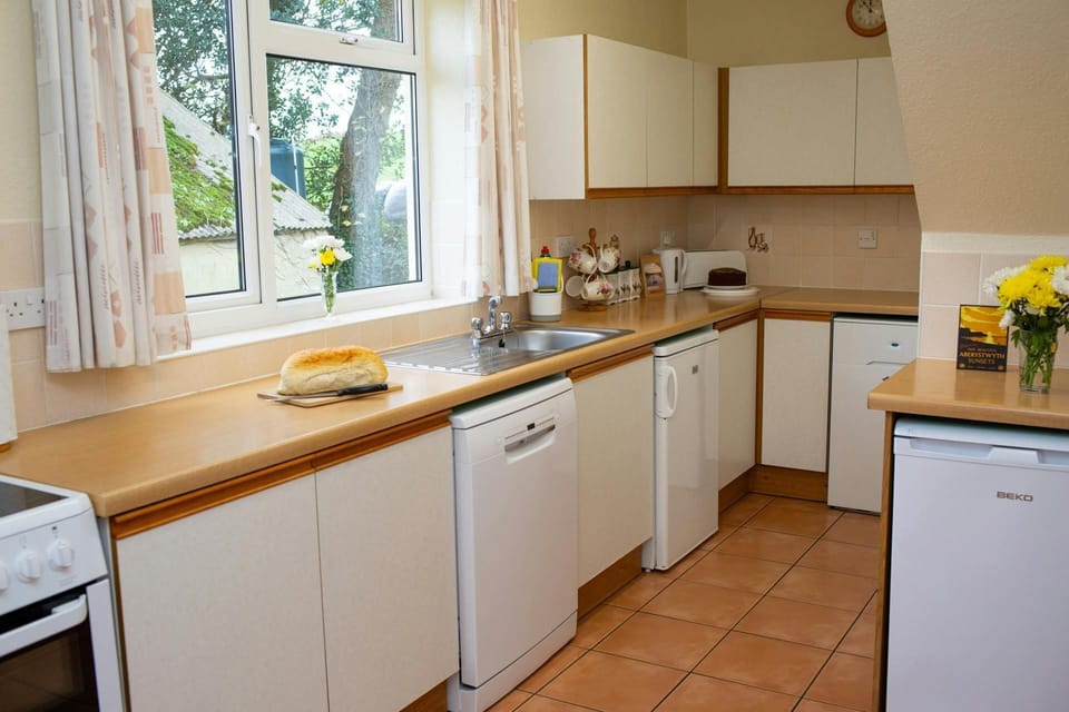Kitchen with under counter fridge an freezer. Electric cooker and dish washer