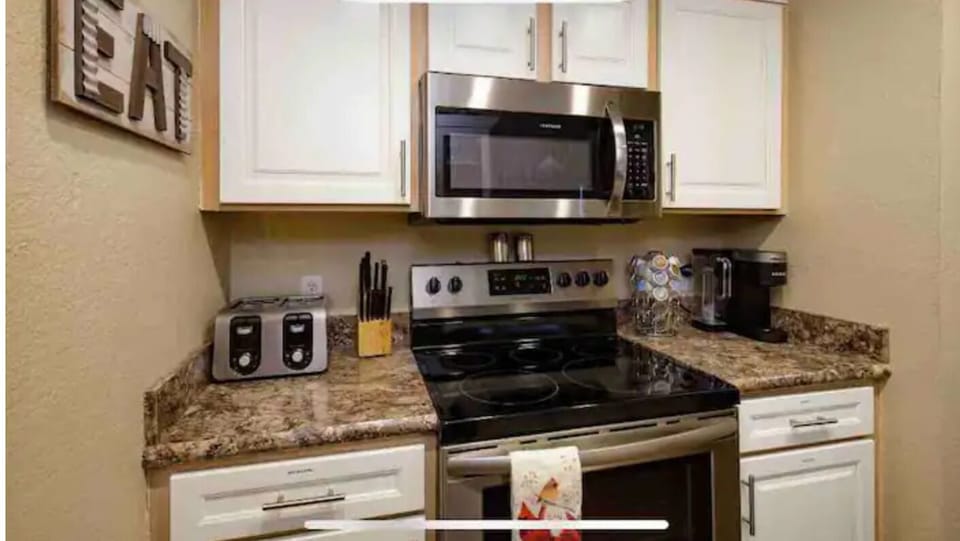 Full kitchen 