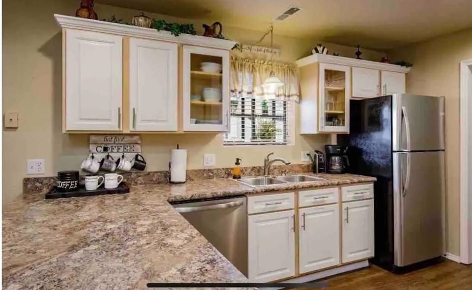 Full kitchen with cooking utensils provided 