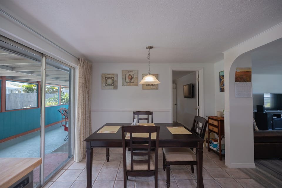 Diningroom table seats 4-6