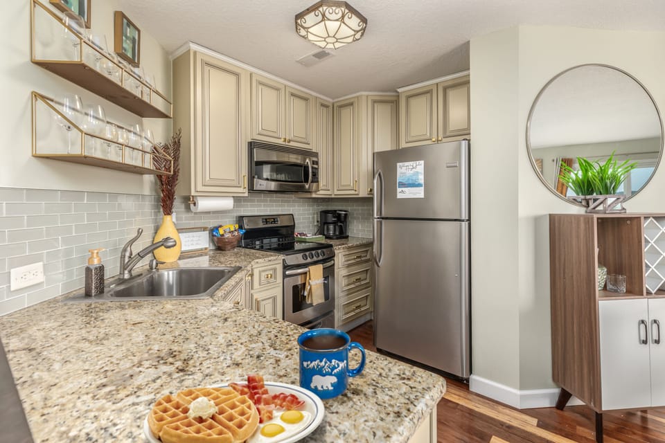 Enjoy slow mornings together with breakfast and coffee in your mountain kitchen.