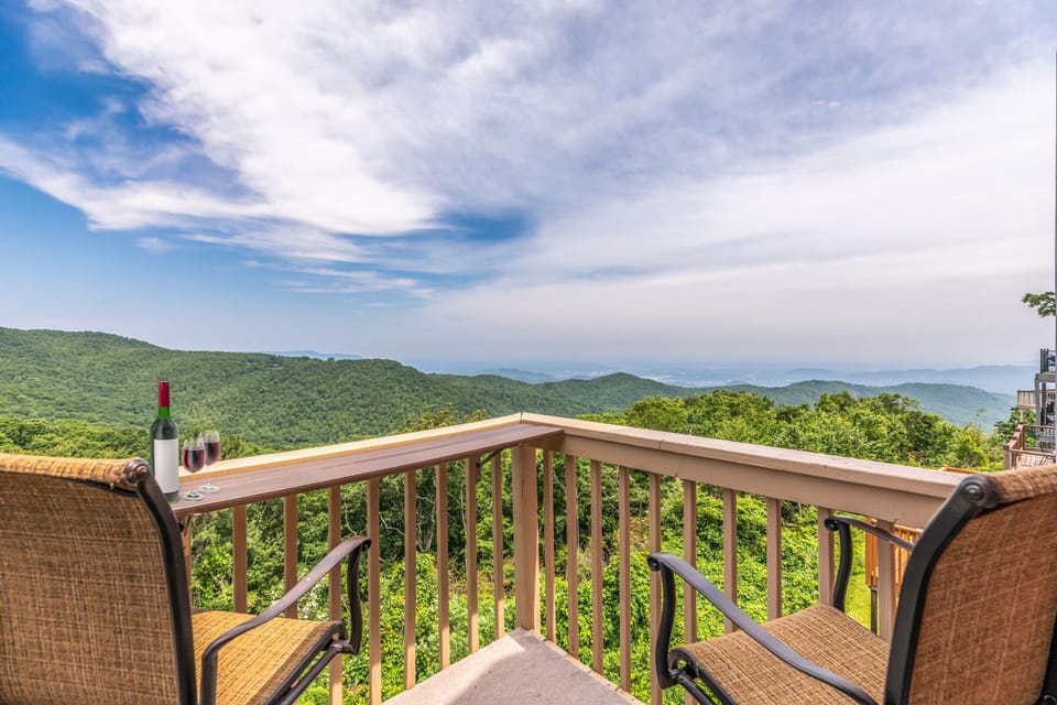 Beautiful mountain views from upper and lower deck!!