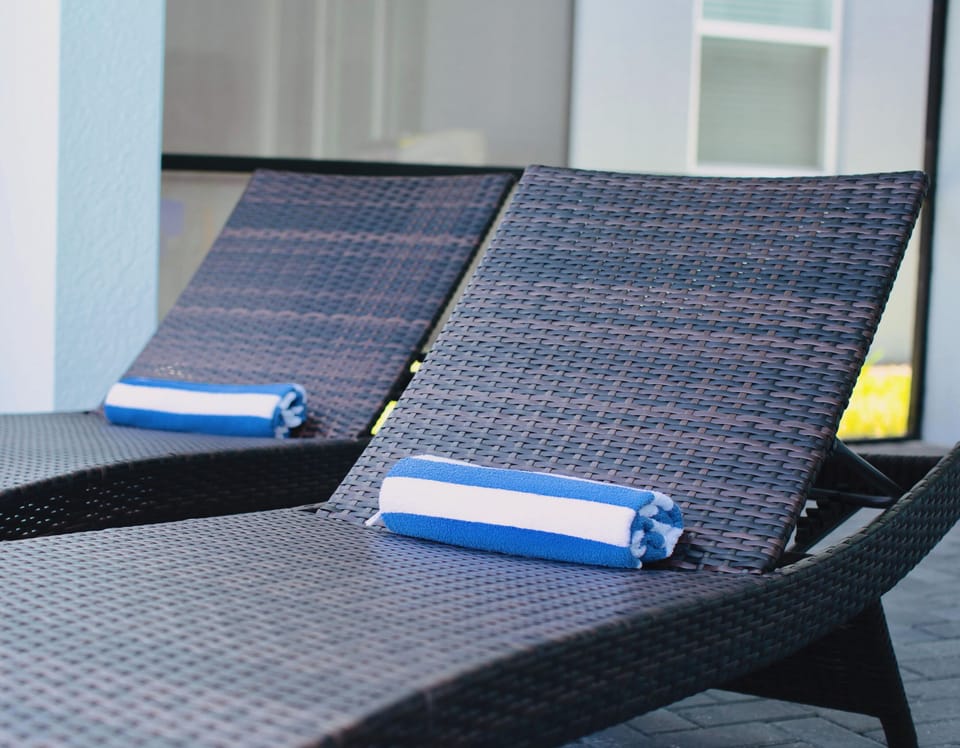 OUTDOORLOUNGECHAIRS