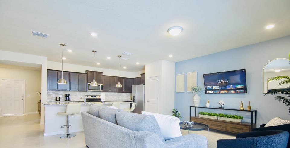 4342LANAAVE-livingroomkitchen
