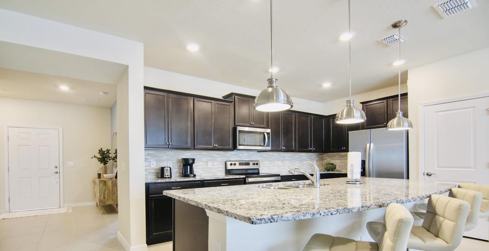 4342LANAAVE-kitchenhall