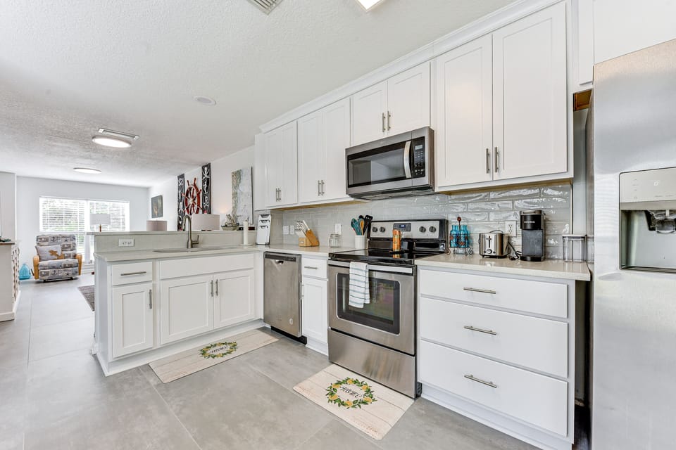 Kitchen | Equipped w/ Cooking Basics | 1st Floor