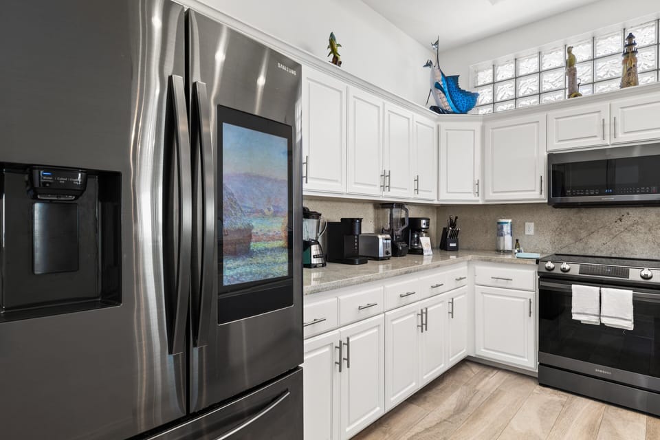 Large kitchen, great for cooking meals!