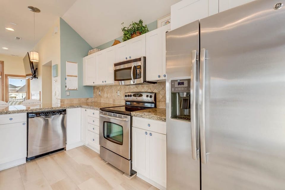 Top-Level Kitchen with Bar (seats 5)