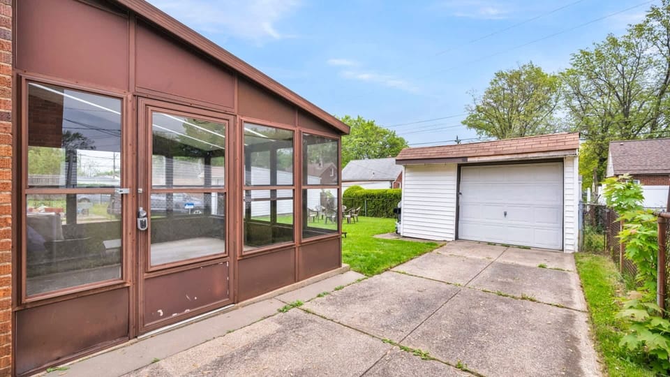 Patio and small garage with a fenced yard—a cozy space to relax, park, and enjoy privacy. The perfect blend of function and comfort, where outdoor moments meet the convenience of everyday life. A true extension of home.