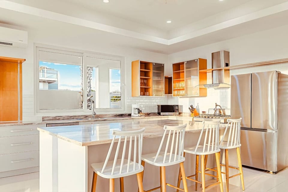 Gather around the island for coffee or a quick bite—bright, open, and easy to settle into.