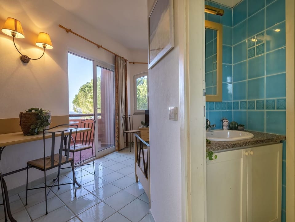 Table, Property, Furniture, Sink, Window, Interior Design, Lighting, Cabinetry, Architecture