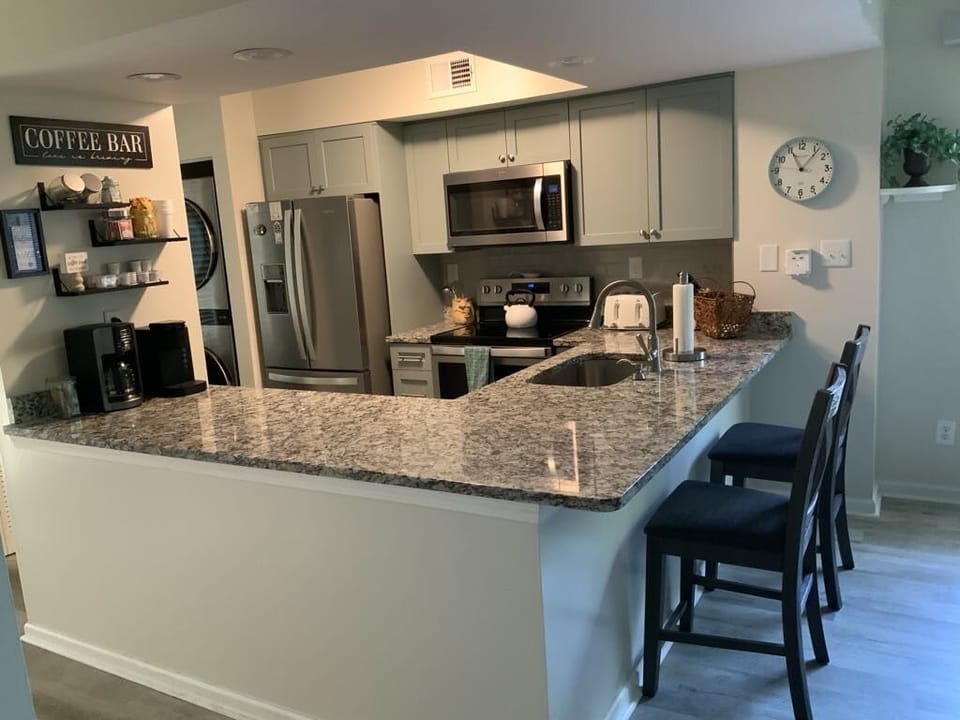 full kitchen and laundry, coffee/ tea bar 2 coffee makers