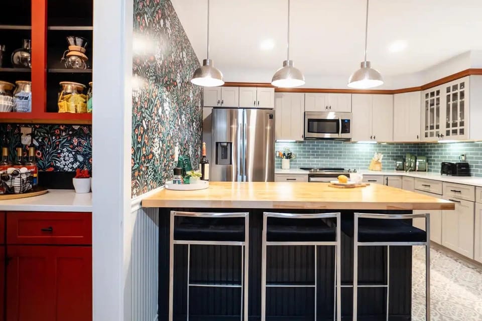 Fully equipped kitchen with brand new backsplash and countertops.